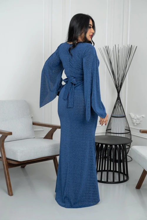 فستان نسائي لون أزرق بياقة قصة سبعة بأكمام منسدلة و رباط من الخلف و فتحة من الأمام