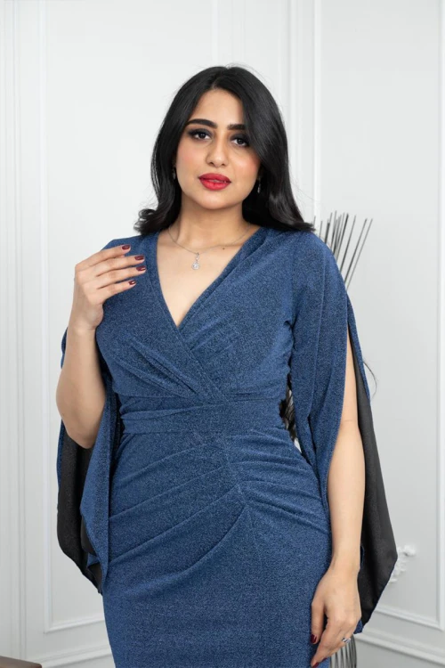 فستان نسائي لون أزرق بياقة قصة سبعة بأكمام منسدلة و رباط من الخلف و فتحة من الأمام