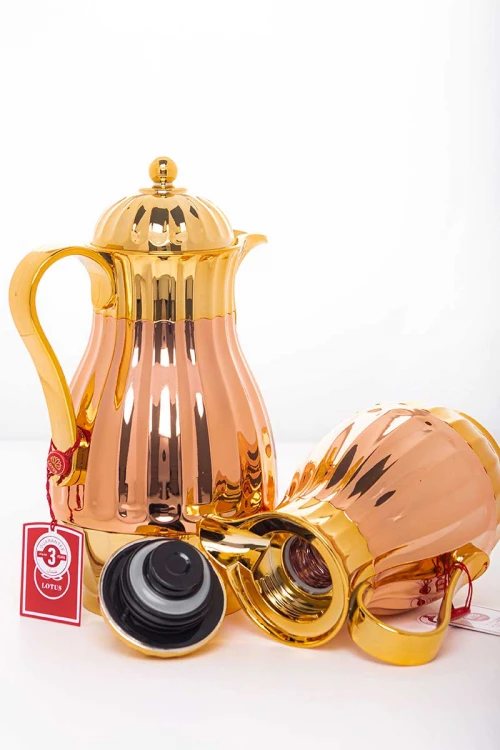 طقم 2 ترامس للقهوة و الشاي لون ذهبي و بيج حافظ للحرارة بسعة 1.6 لتر