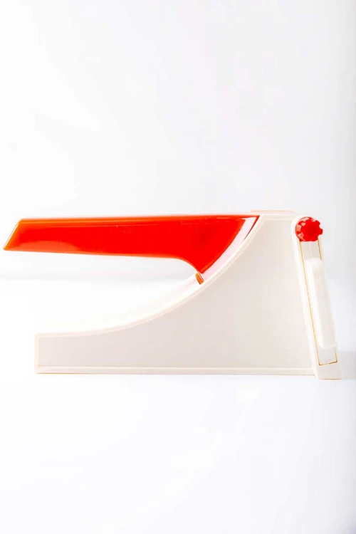 قطاعة بطاطس يدوية بلاستيك  لون أبيض و أحمر بشفرات ستيل حادة مقاومة للصدأ و مقبض كبس مريح للتقطيع