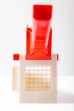 قطاعة بطاطس يدوية بلاستيك  لون أبيض و أحمر بشفرات ستيل حادة مقاومة للصدأ و مقبض كبس مريح للتقطيع