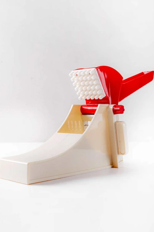 قطاعة بطاطس يدوية بلاستيك  لون أبيض و أحمر بشفرات ستيل حادة مقاومة للصدأ و مقبض كبس مريح للتقطيع