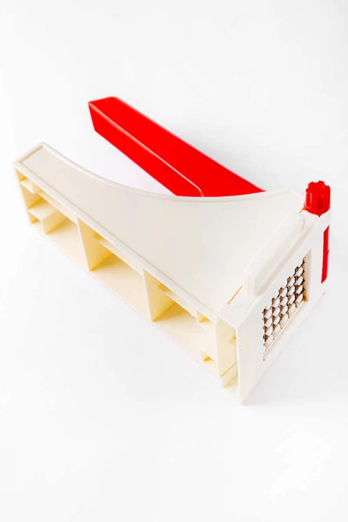 قطاعة بطاطس يدوية بلاستيك  لون أبيض و أحمر بشفرات ستيل حادة مقاومة للصدأ و مقبض كبس مريح للتقطيع