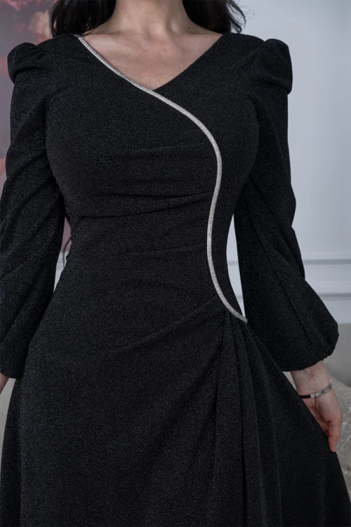 فستان نسائي ميدي لون أسود لماع بأكمام طويلة مزين بستراس فضي