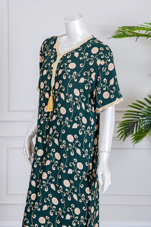 قميص نسائي طويل لون زيتي مزين بطبعات زهور و بياقة كلفة مطرزة لون بيج فاتح ذو أكمام قصيرة