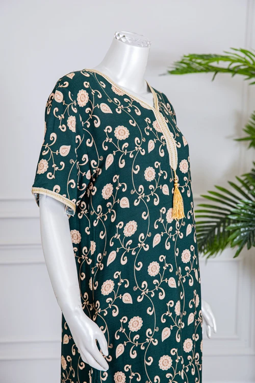 قميص نسائي طويل لون زيتي مزين بطبعات زهور و بياقة كلفة مطرزة لون بيج فاتح ذو أكمام قصيرة