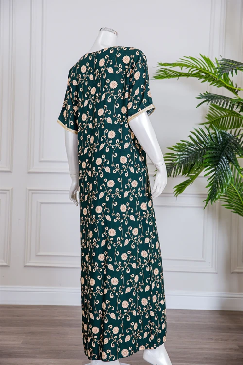 قميص نسائي طويل لون زيتي مزين بطبعات زهور و بياقة كلفة مطرزة لون بيج فاتح ذو أكمام قصيرة