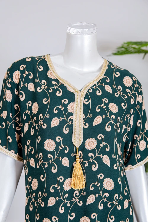 قميص نسائي طويل لون زيتي مزين بطبعات زهور و بياقة كلفة مطرزة لون بيج فاتح ذو أكمام قصيرة