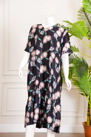 قميص نسائي قصير لون أسود مزين بطبعات زهور وأزرار ملونة من الأمام ذو أكمام قصيرة