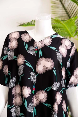قميص نسائي قصير لون أسود مزين بطبعات زهور وأزرار ملونة من الأمام ذو أكمام قصيرة