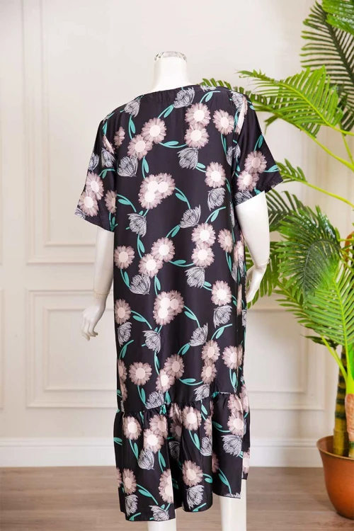 قميص نسائي قصير لون أسود مزين بطبعات زهور وأزرار ملونة من الأمام ذو أكمام قصيرة