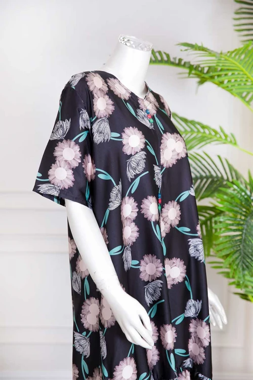 قميص نسائي قصير لون أسود مزين بطبعات زهور وأزرار ملونة من الأمام ذو أكمام قصيرة