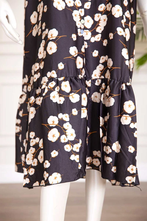 قميص نسائي قصير لون أسود مزين بطبعات ورود و أزرار ملونة من الأمام ذو أكمام قصيرة