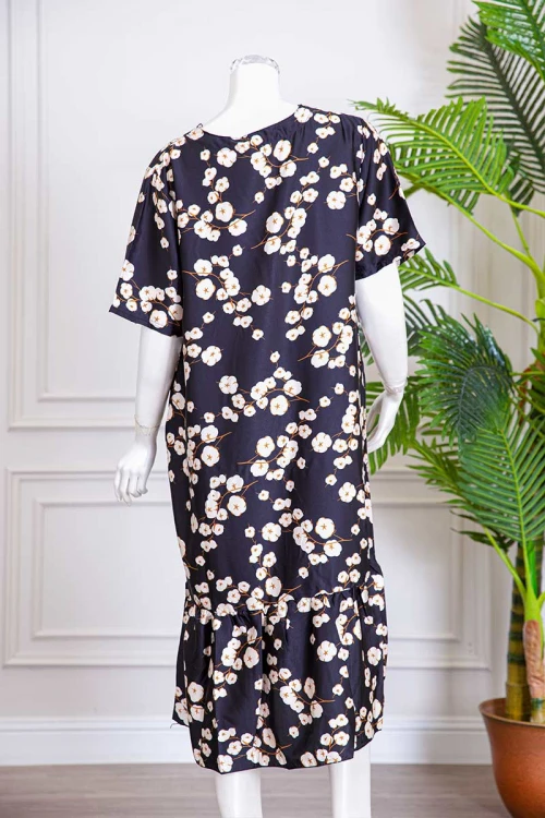 قميص نسائي قصير لون أسود مزين بطبعات ورود و أزرار ملونة من الأمام ذو أكمام قصيرة