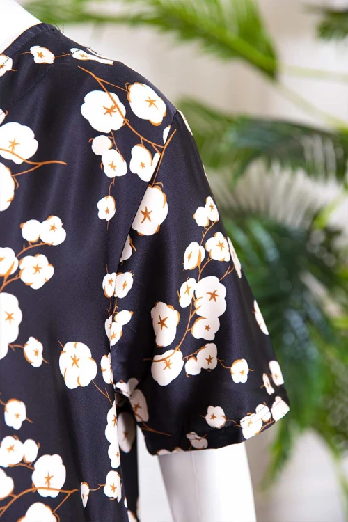 قميص نسائي قصير لون أسود مزين بطبعات ورود و أزرار ملونة من الأمام ذو أكمام قصيرة