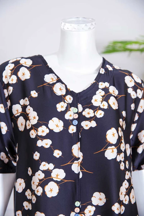 قميص نسائي قصير لون أسود مزين بطبعات ورود و أزرار ملونة من الأمام ذو أكمام قصيرة