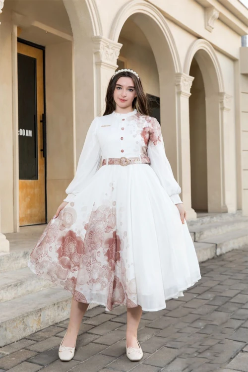 فستان بناتي لون أبيض بياقة عالية و أزرار من الأمام مزين بورود باللون البني ذو أكمام طويلة و حزام من الخصر