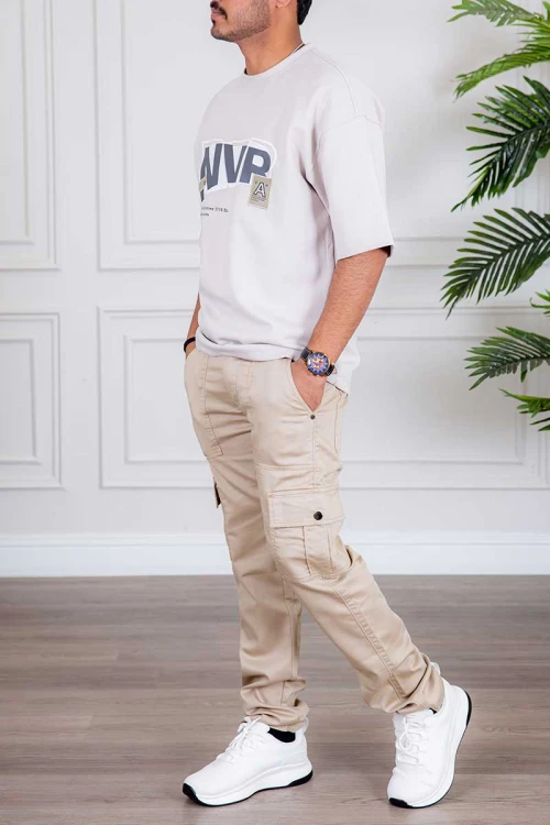 بنطلون رجالي لون بيج فاتح بجيوب من الجانبين و الخلف