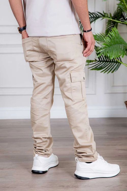 بنطلون رجالي لون بيج فاتح بجيوب من الجانبين و الخلف