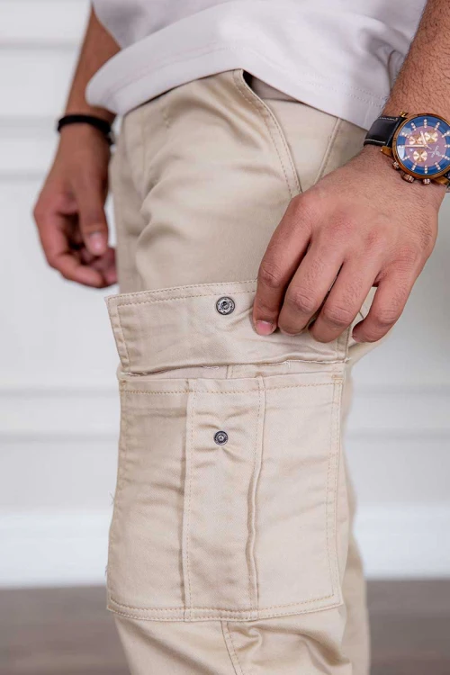 بنطلون رجالي لون بيج فاتح بجيوب من الجانبين و الخلف
