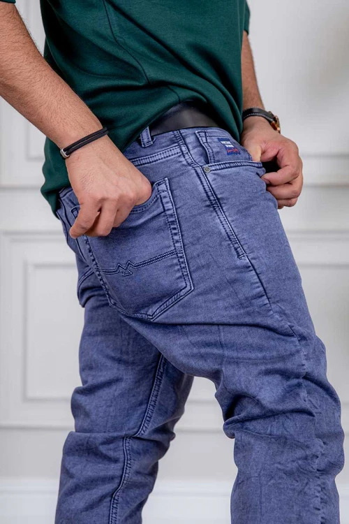 بنطلون رجالي جينز لون أزرق بجيوب من الجانبين و الخلف