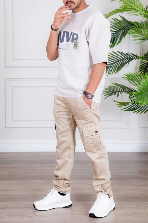 تيشيرت رجالي لون موف فاتح بكتابات و طبعات من الأمام