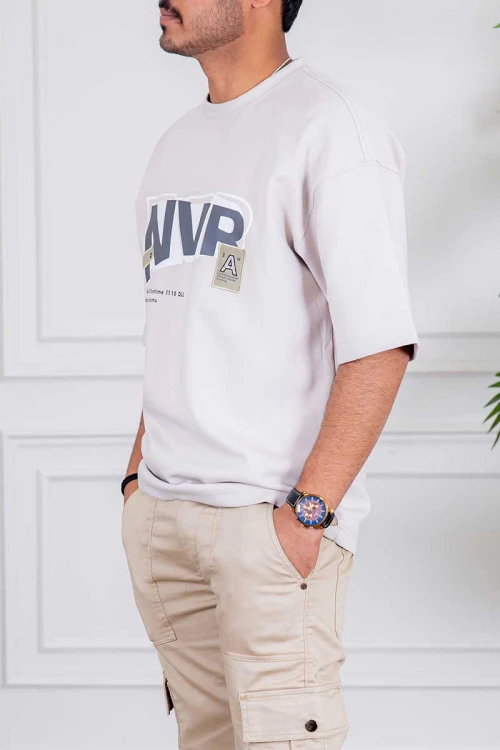 تيشيرت رجالي لون موف فاتح بكتابات و طبعات من الأمام