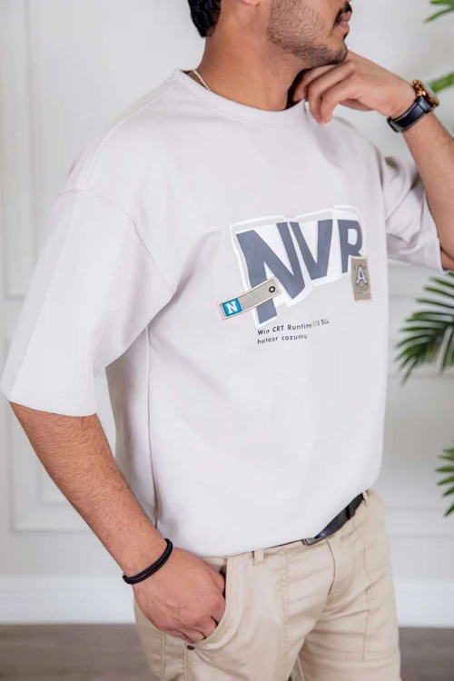 تيشيرت رجالي لون موف فاتح بكتابات و طبعات من الأمام