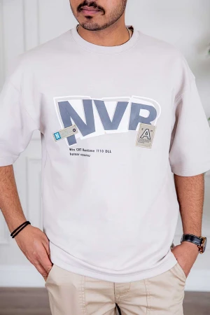 تيشيرت رجالي لون موف فاتح بكتابات و طبعات من الأمام