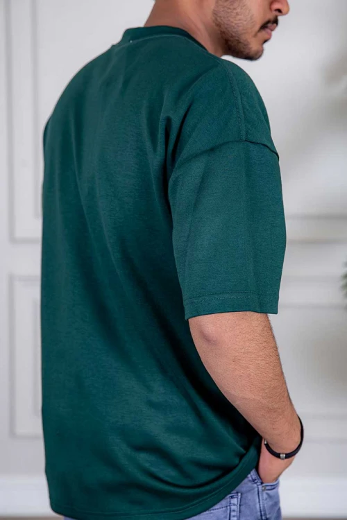 تيشيرت رجالي لون أخضر غامق بكتابات من الأمام