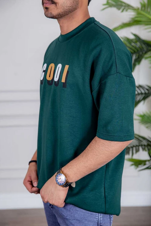 تيشيرت رجالي لون أخضر غامق بكتابات من الأمام