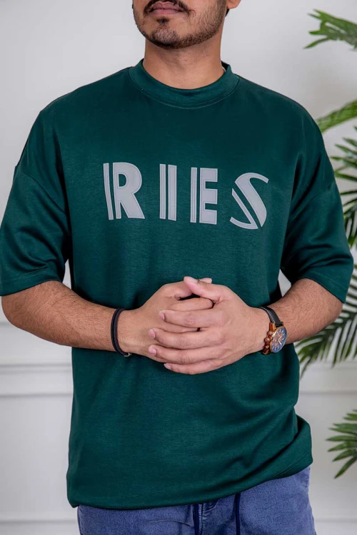 تيشيرت رجالي لون أخضر غامق بكتابات من الأمام