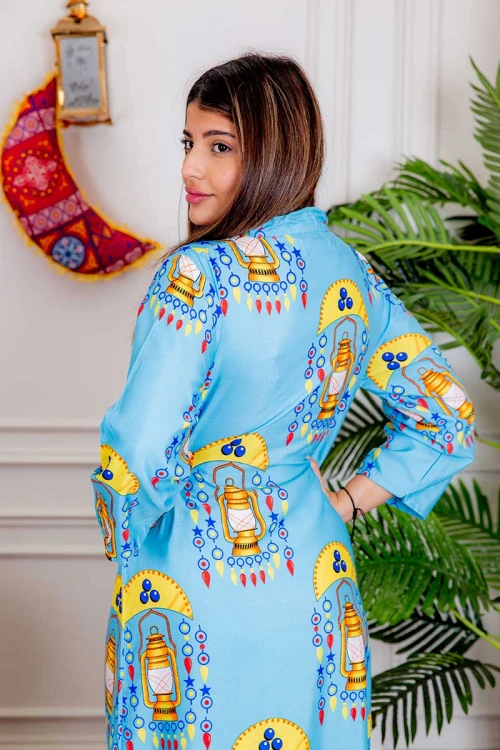 جلابية نسائية رمضانية لون سماوي مزينة بفوانيس و حروف عربية برباط على الرقبة و بأكمام طويلة