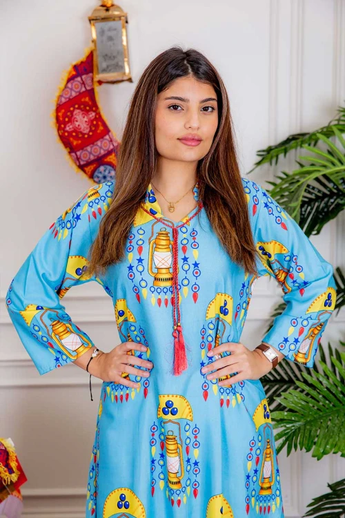 جلابية نسائية رمضانية لون سماوي مزينة بفوانيس و حروف عربية برباط على الرقبة و بأكمام طويلة