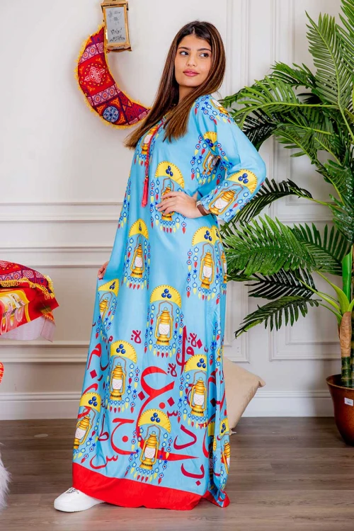 جلابية نسائية رمضانية لون سماوي مزينة بفوانيس و حروف عربية برباط على الرقبة و بأكمام طويلة
