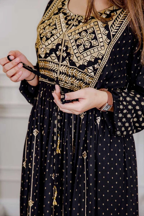 جلابية نسائية لون أسود مزينة بتطريز ذهبي بياقة دائرية و رباط على الخصر