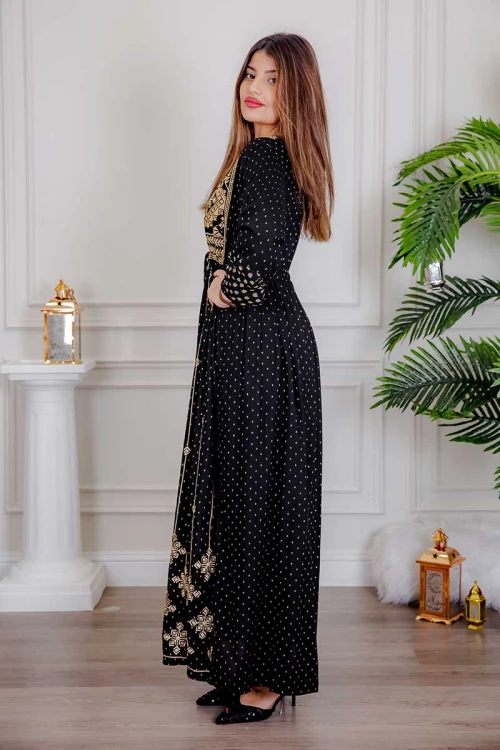 جلابية نسائية لون أسود مزينة بتطريز ذهبي بياقة دائرية و رباط على الخصر