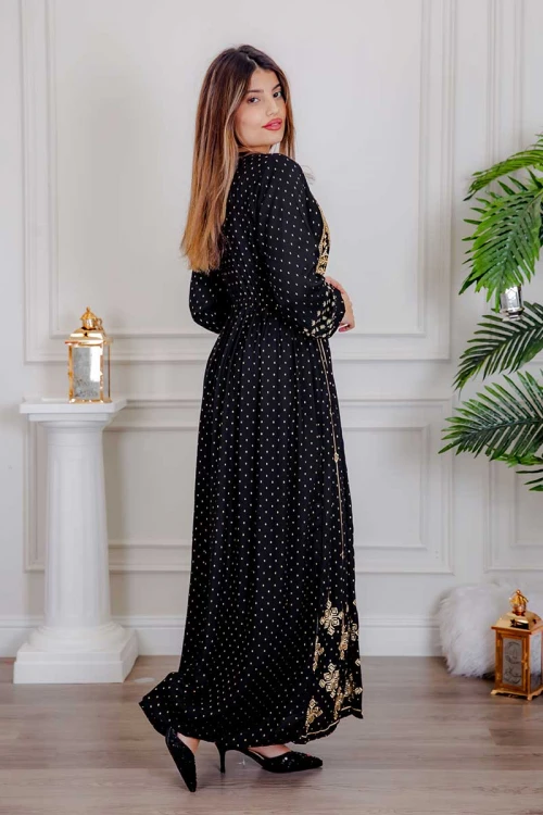 جلابية نسائية لون أسود مزينة بتطريز ذهبي بياقة دائرية و رباط على الخصر