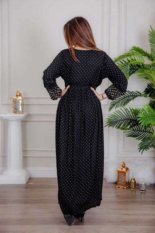 جلابية نسائية لون أسود مزينة بتطريز ذهبي بياقة دائرية و رباط على الخصر