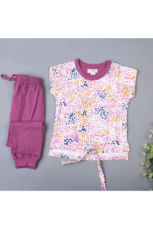 طقم بنطلون ساده مع تيشيرت مزخرف