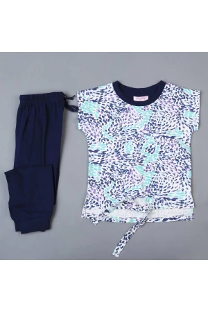 طقم بنطلون ساده مع تيشيرت مزخرف 