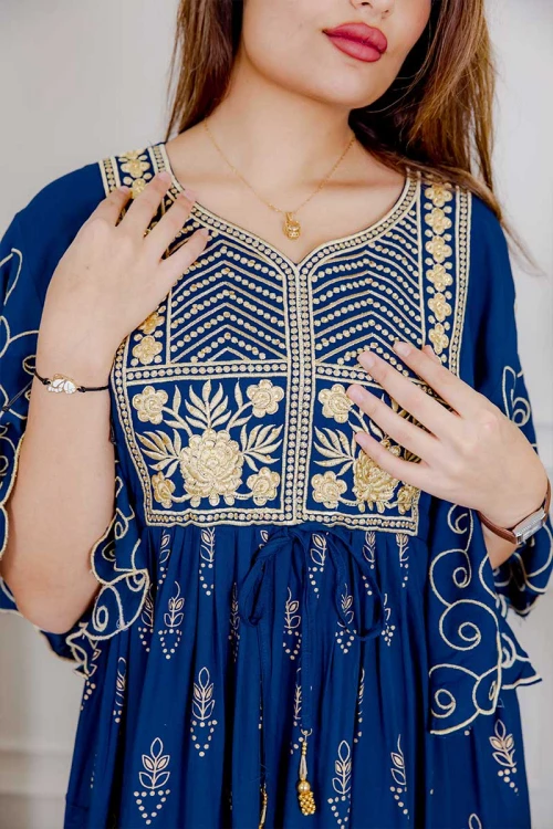 جلابية نسائية لون أزرق مزينة بتطريز ذهبي ذو أكمام ميدي و رباط على الخصر