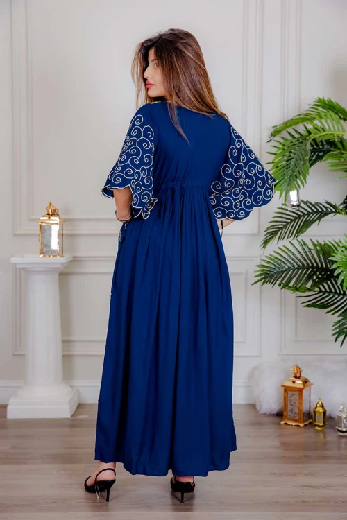 جلابية نسائية لون أزرق مزينة بتطريز ذهبي ذو أكمام ميدي و رباط على الخصر
