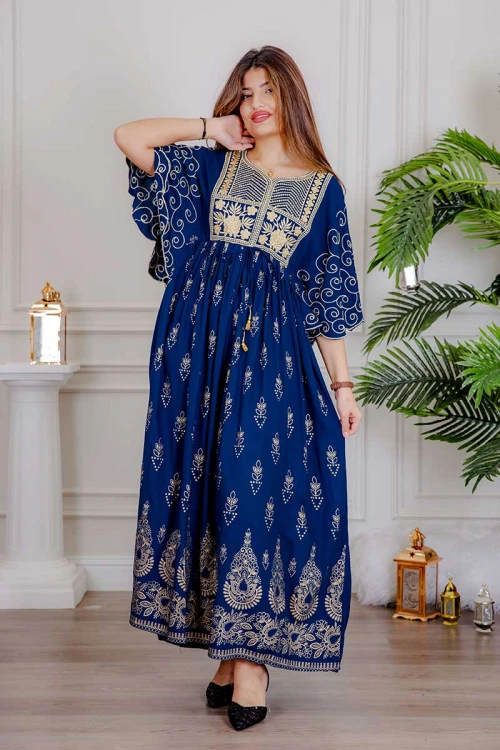 جلابية نسائية لون أزرق مزينة بتطريز ذهبي ذو أكمام ميدي و رباط على الخصر