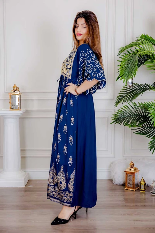 جلابية نسائية لون أزرق مزينة بتطريز ذهبي ذو أكمام ميدي و رباط على الخصر
