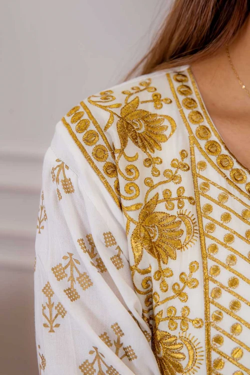 جلابية نسائية لون أبيض مزينة بتطريز ذهبي ذو أكمام طويلة و رباط على الخصر