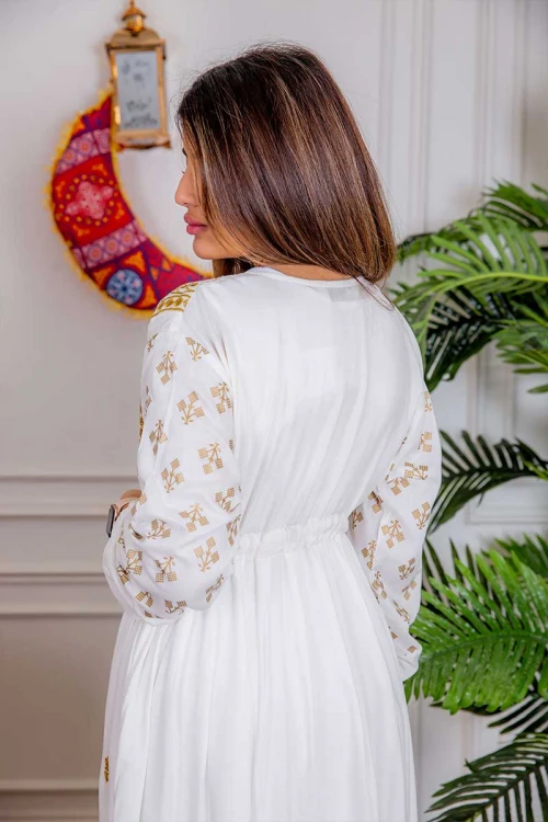 جلابية نسائية لون أبيض مزينة بتطريز ذهبي ذو أكمام طويلة و رباط على الخصر