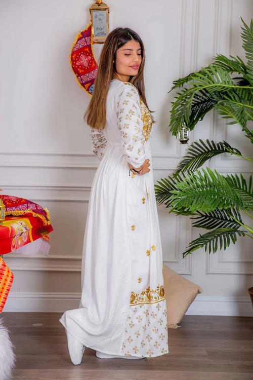 جلابية نسائية لون أبيض مزينة بتطريز ذهبي ذو أكمام طويلة و رباط على الخصر