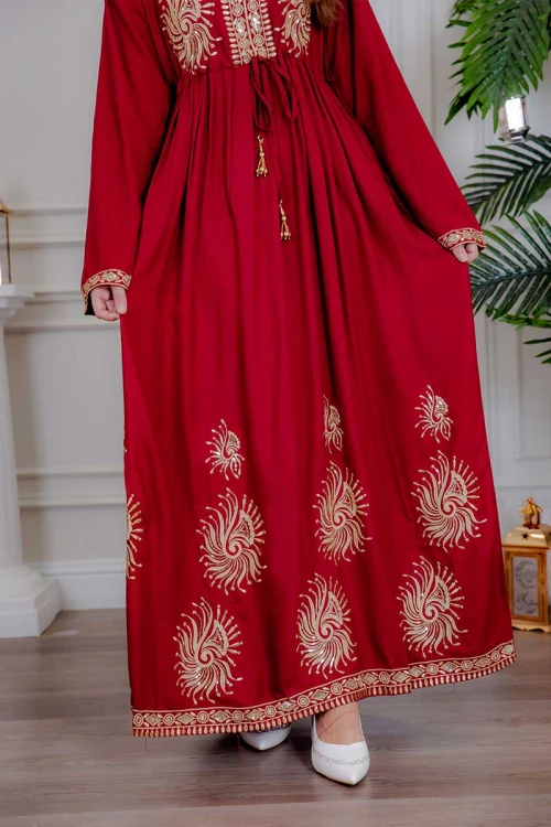 جلابية نسائية لون أحمر مزينة بتطريز ذهبي ذو أكمام طويلة و رباط على الخصر
