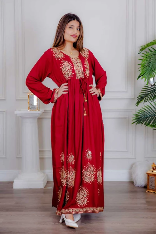 جلابية نسائية لون أحمر مزينة بتطريز ذهبي ذو أكمام طويلة و رباط على الخصر